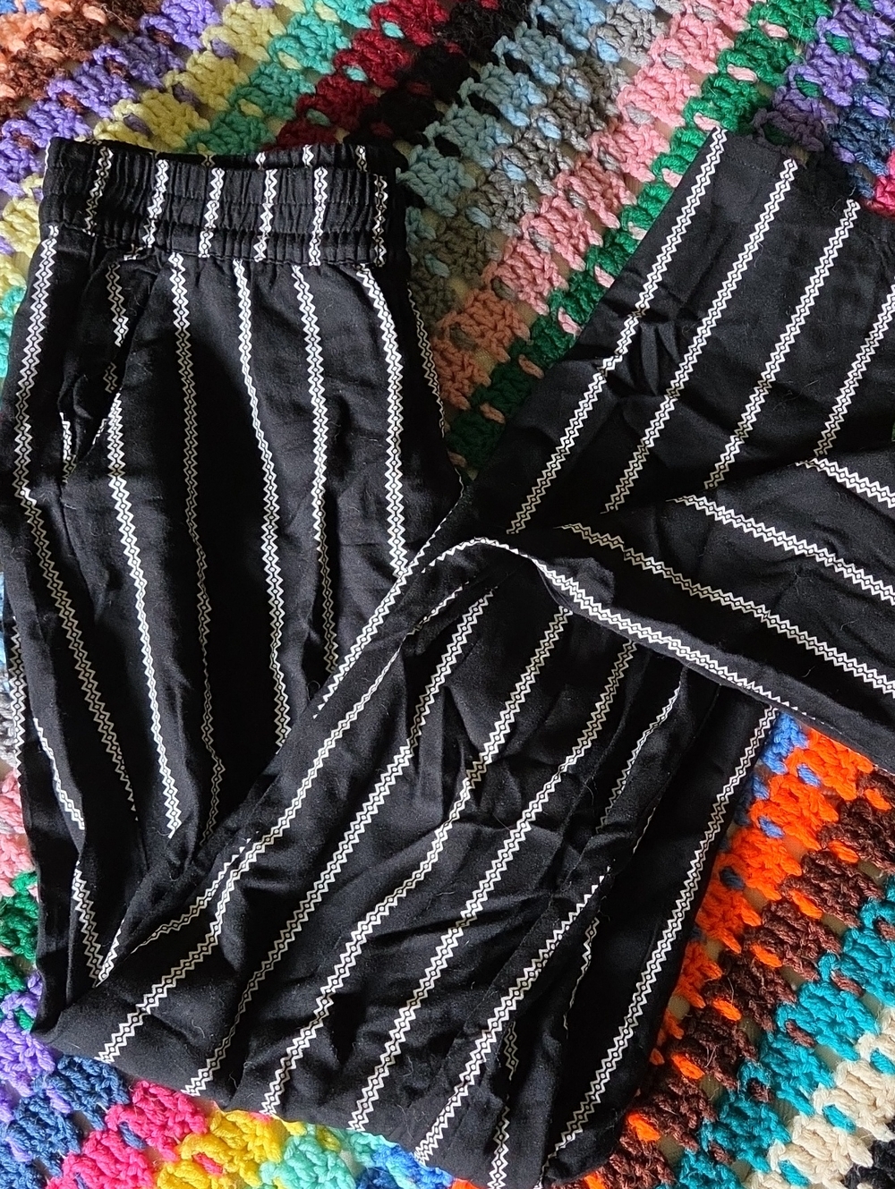 H&M Divided Zig Zag Vertical Stripe Pullon Trousers. Size 4. NWOT.